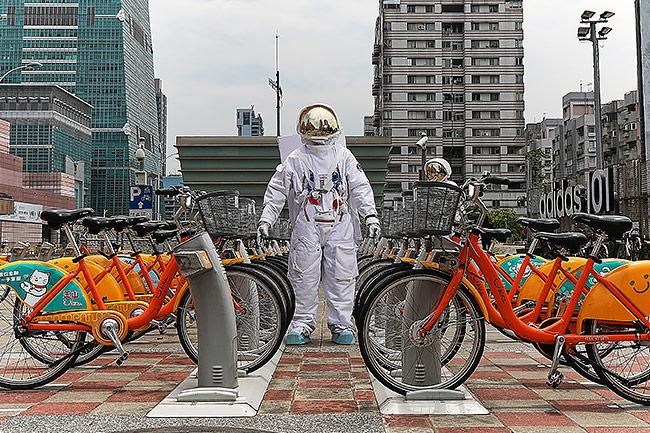 太空人現身台北街頭　歐米茄超霸系列60周年Speedy Mission in Taipei特別任務