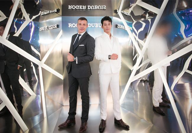 羅杰杜彼活動邀請到品牌好友竇驍共襄盛舉，左為Roger Dubuis執行長Nicola Andreatta。