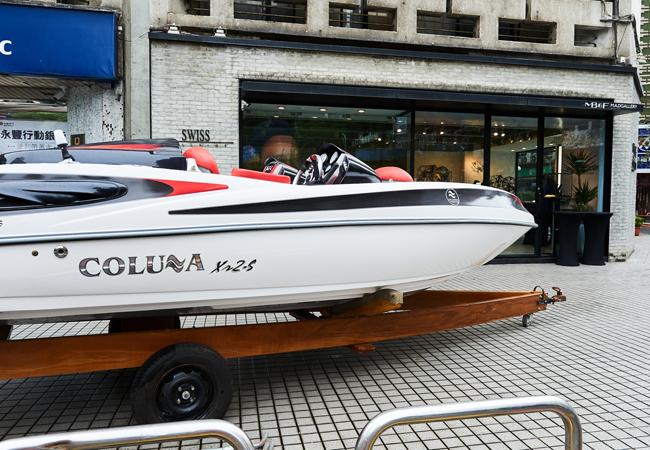 MB&F M.A.D. Gallery瘋狂藝廊外展出Jet Boat XR2 Senna傳奇賽車手洗拿特別版遊艇