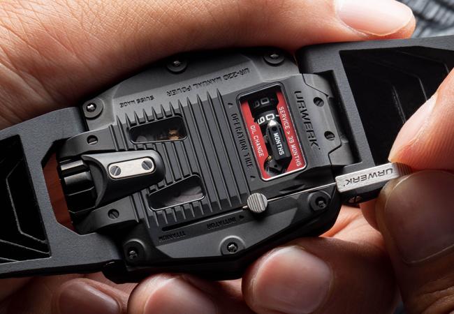 URWERK UR-220 Falcon Project 碳纖維腕錶