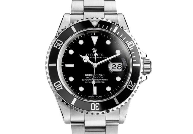 勞力士ROLEX  Submariner Date 配備三扣鎖上鏈錶冠（1977年）、藍水晶鏡面（1979年）以及配備立體鐘點標記的面盤（1984年）
