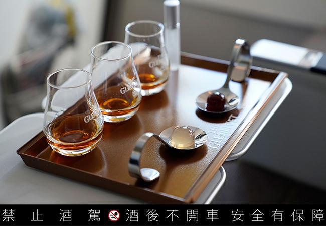 全台首創高空品酒會專屬品飲組，格蘭利威13年 ( 左起 )、格蘭利威13年原酒與兩款太空膠囊