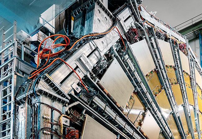 ATLAS是有史以來為粒子對撞機建造的最大體積探測器，它坐落於地底100米處的一座洞穴裡，重達7,000噸，與埃菲爾鐵塔的重量相似。 該探測器可追蹤和識別粒子，被廣泛用於物理學研究，從希格斯玻色子和頂誇克， 一直到額外維度以及能產生暗物質的微粒。
