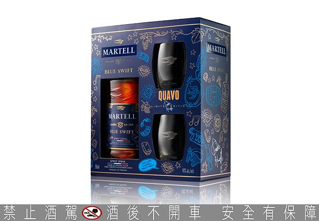 馬爹利藍淬燕QUAVO限量版禮盒以美規750ml包裝，搭配兩個藍淬燕雕花威杯，建議售價NTD 1,800元。