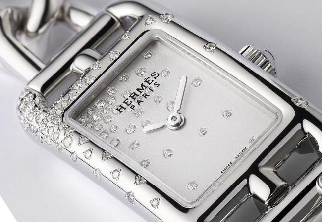 愛馬仕HERMES Nantucket精鋼錶款面盤由閃亮的鑽石點綴著，如雪花一般飄落，奪人目光。