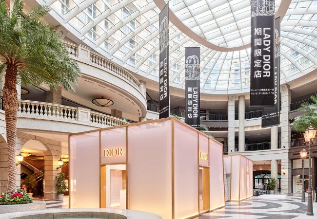 Dior 於台北集結時尚與精品的 Bellavita 寶麗廣塲呈獻 Lady Dior 期間限定店，外觀設計以Lady D-Lite 包款為藍本，十分有特色及設計感。