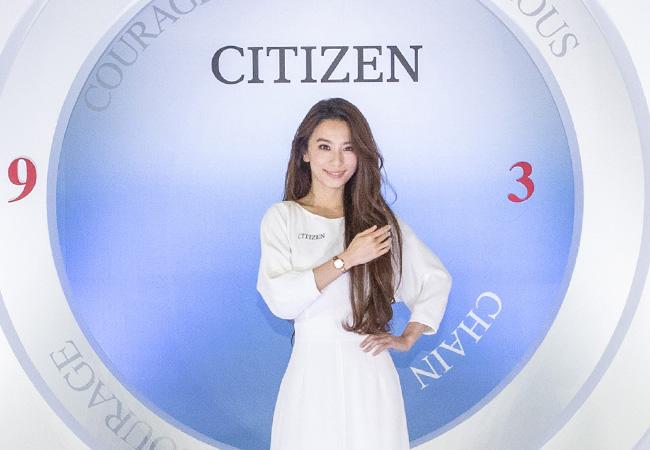 田馥甄一襲純白洋裝盡顯柔美風，手上戴的是新款時尚腕錶水耀光ES9468-51A。