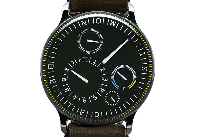 Ressence Type 3X腕錶在面盤設計上，可以看到以英文字 Now is Better 環繞周圍，傳遞現在必須以更長遠的眼光來看世界的意念。