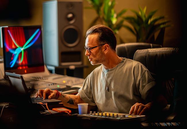 巴黎的音樂家雙人組Tschegue之一Nicolas Dacunha。