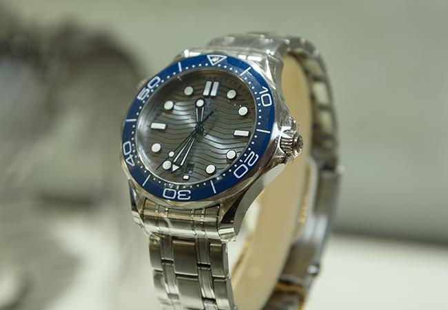 OMEGA海馬潛水300米腕錶系列，型號：210.30.42.20.06.001
