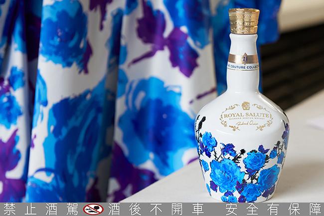皇家禮炮推出21年新奢時尚系列－藍玫瑰限定版 開創威士忌絕美風潮